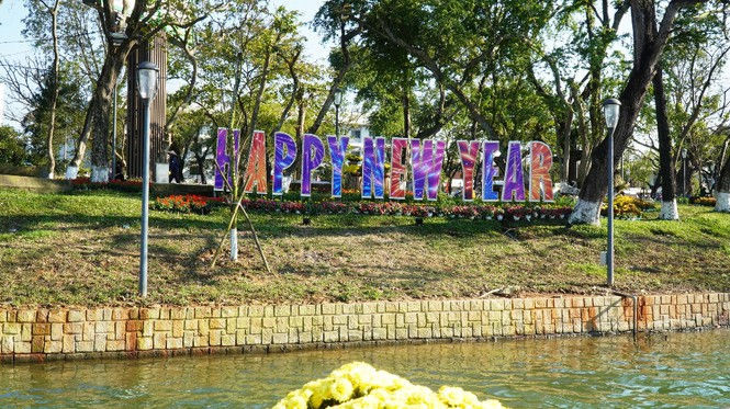 Huế khoác áo hoa rực rỡ sắc màu chiều 30 Tết - ảnh 9