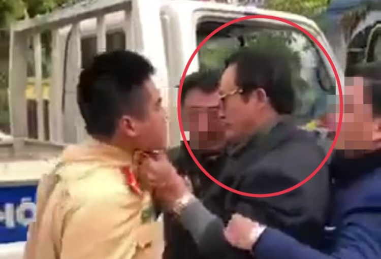 Chi cuc truong say ruou danh canh sat anh 1