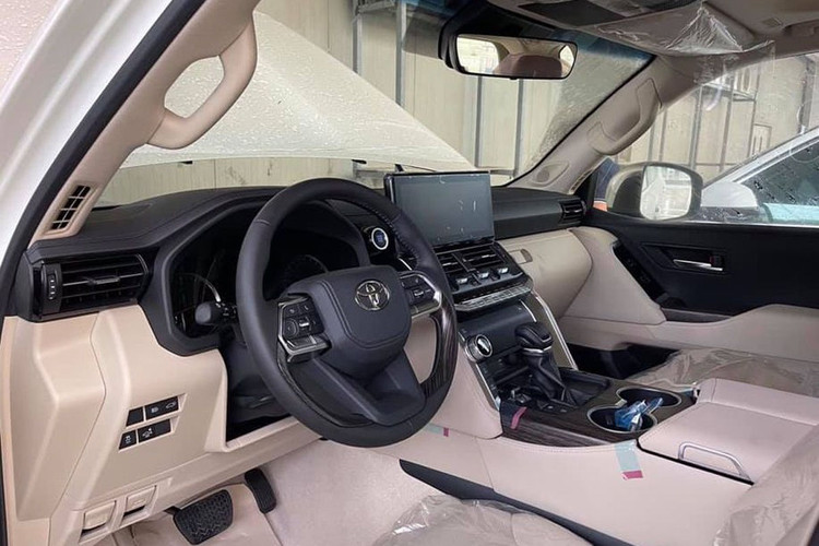 Cháy hàng toàn cầu, Land Cruiser 2022 vẫn về với đại gia Việt - 3