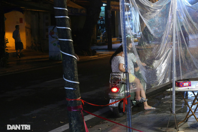 Khoảnh khắc chợ trung thu vắng lặng chưa từng có - 10