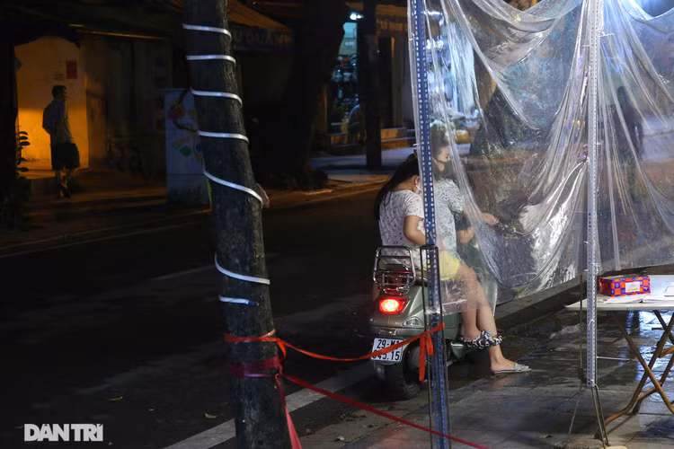 Khoảnh khắc chợ trung thu vắng lặng chưa từng có - 10