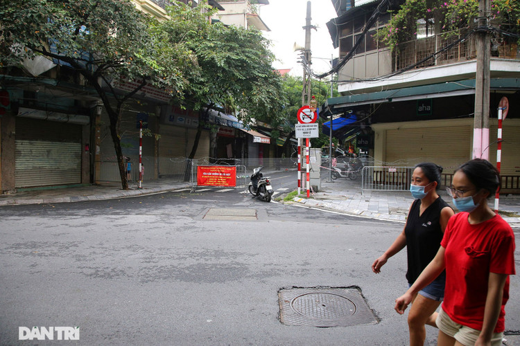 Khoảnh khắc chợ trung thu vắng lặng chưa từng có - 1