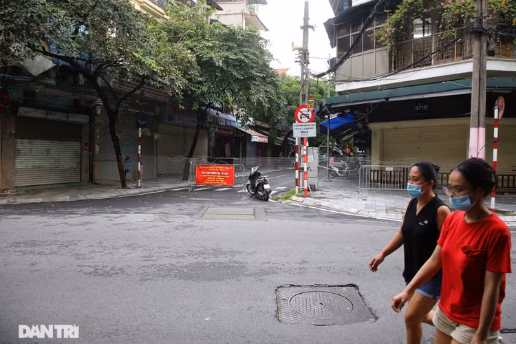 Khoảnh khắc chợ trung thu vắng lặng chưa từng có - 1