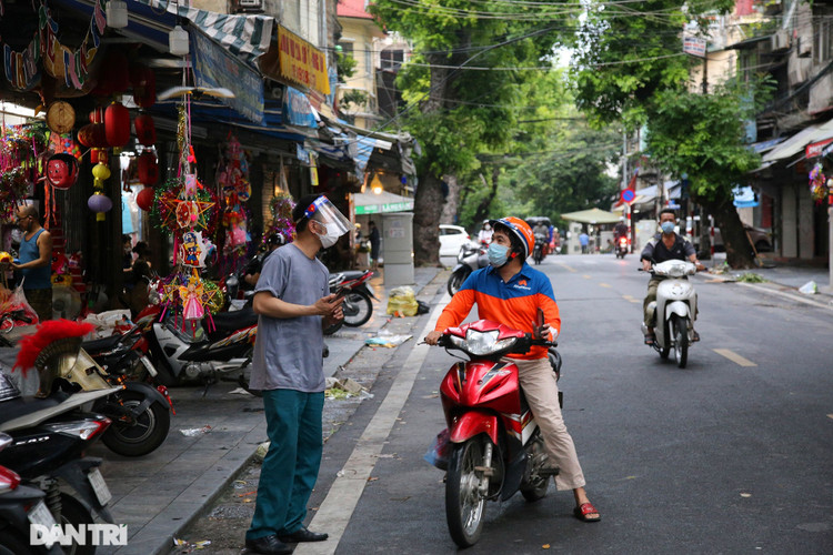 Khoảnh khắc chợ trung thu vắng lặng chưa từng có - 2