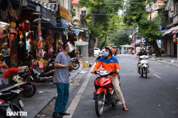 Khoảnh khắc chợ trung thu vắng lặng chưa từng có - 2