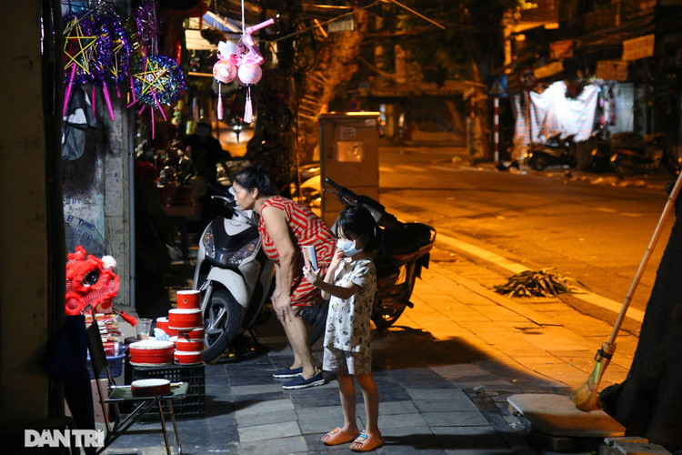 Khoảnh khắc chợ trung thu vắng lặng chưa từng có - 12