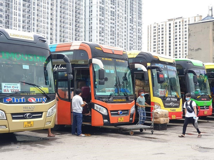 Phương tiện vận tải hành khách từ Hà Nội đi các tỉnh, thành phía Nam sẽ tạm dừng hoạt động. (Ảnh: CTV/Vietnam+)