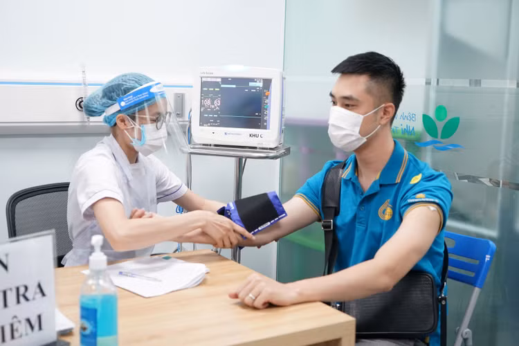 Sốc vì Covid: 79.000 hành khách tháo chạy, sân bay không một bóng người! - 4