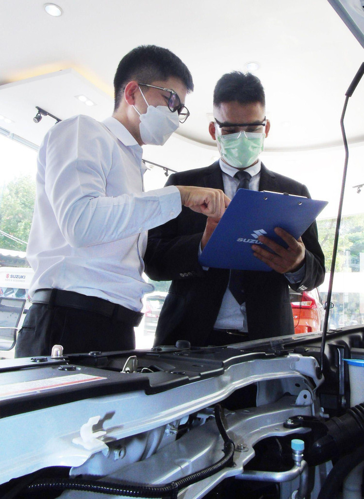 Ông Nhật Hoàng (bên phải) cho biết cửa hàng trực tiếp Suzuki World luôn tạo không gian an toàn cho khách và nhân viên để thích nghi với “bình thường mới&quot;.