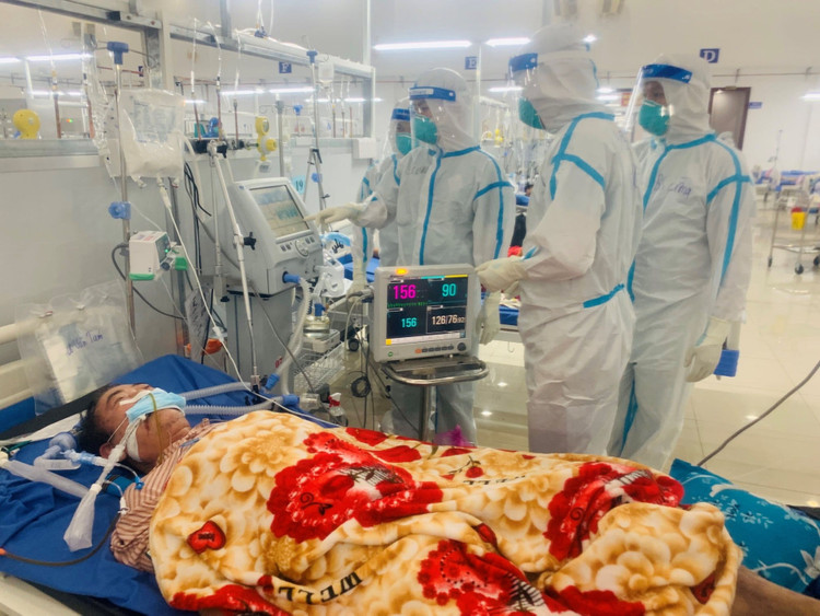 Theo PGS.TS.BS Lương Ngọc Khuê, Cục Trưởng Cục Khám chữa bệnh (Bộ Y tế), tỷ lệ bệnh nhân Covid-19 tử vong ở nước ta đang cao hơn so với thế giới. Trong ảnh: Điều trị bệnh nhân Covid-19 tại Long An.