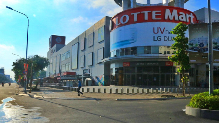 Khác với những ngày trước hàng dài người đến mua, chờ từ sáng sớm, sáng nay siêu thị Lotte Mart trên đường Nguyễn Văn Lượng (Q.Gò Vấp) không một bóng người /// CAO AN BIÊN