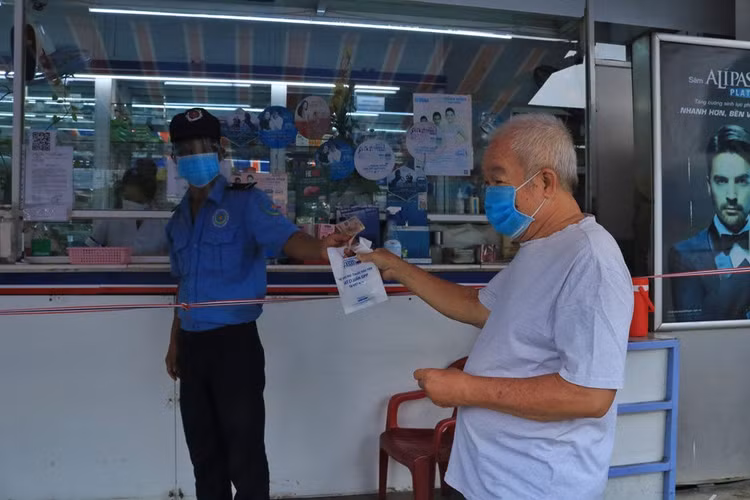 TP.HCM tăng cường phòng chống dịch Covid-19: Siêu thị đóng cửa, nhà thuốc vẫn hoạt động - ảnh 7