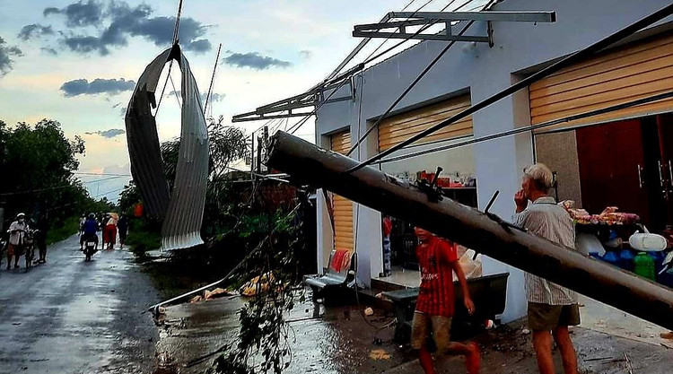 Nhiều nhà cửa, cột điện... bị vòi rồng phá hủy. /// ẢNH: B.B