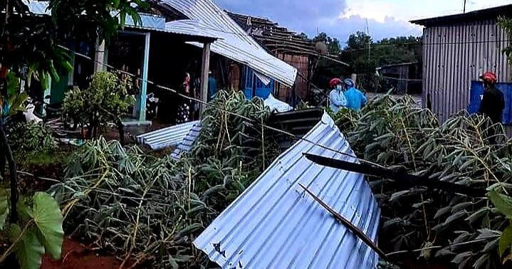 Vòi rồng 'khủng' xuất hiện ở Bến Tre làm 142 căn nhà bị sập, 8 người bị thương - ảnh 4