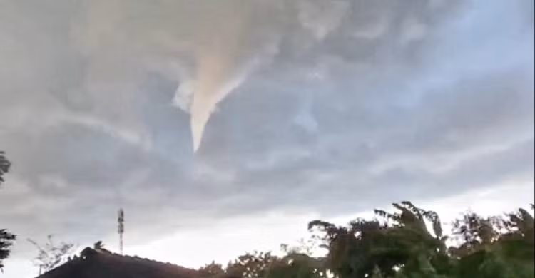 Vòi rồng 'khủng' xuất hiện ở Bến Tre làm 142 căn nhà bị sập, 8 người bị thương - ảnh 1