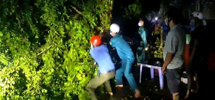 Vòi rồng 'khủng' xuất hiện ở Bến Tre làm 142 căn nhà bị sập, 8 người bị thương - ảnh 5