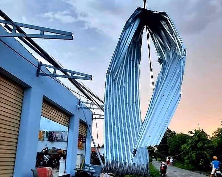 Vòi rồng 'khủng' xuất hiện ở Bến Tre làm 142 căn nhà bị sập, 8 người bị thương - ảnh 2