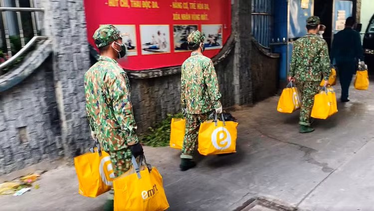 Quân đội trao nhu yếu phẩm, túi an sinh cho các nhiều hộ khó khăn trong ngày 23.8 /// ẢNH: CTV