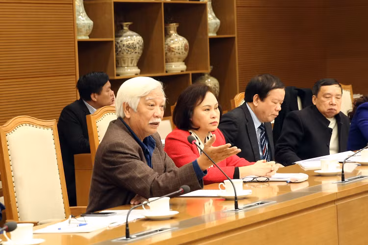 Nhà sử học Dương Trung Quốc phát biểu tại cuộc làm việc. Ảnh: VGP/Đình Nam