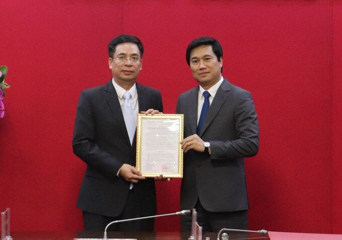 Chủ tịch UBND tỉnh Quảng Ninh Nguyễn Tường Văn trao quyết định bổ nhiệm chức danh Giám đốc Sở Tư pháp cho ông Lê Thành Cung (trái). Ảnh: Hoàng Quỳnh