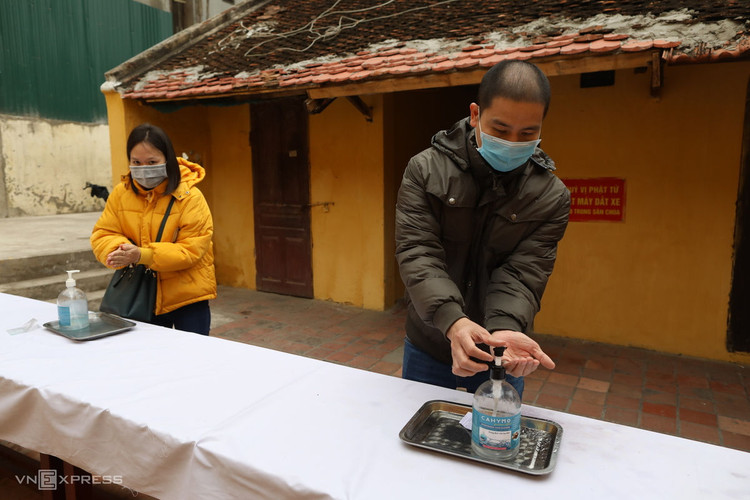 Người Hà Nội đeo khẩu trang lên chùa ngày Tết ảnh 4