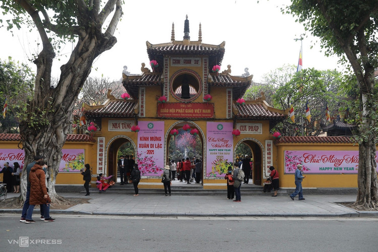 Người Hà Nội đeo khẩu trang lên chùa ngày Tết ảnh 1