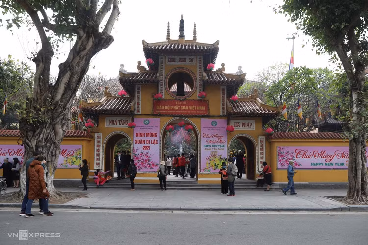 Người Hà Nội đeo khẩu trang lên chùa ngày Tết ảnh 1