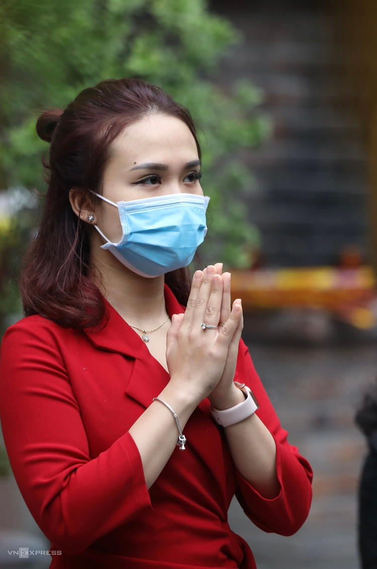 Người Hà Nội đeo khẩu trang lên chùa ngày Tết ảnh 5