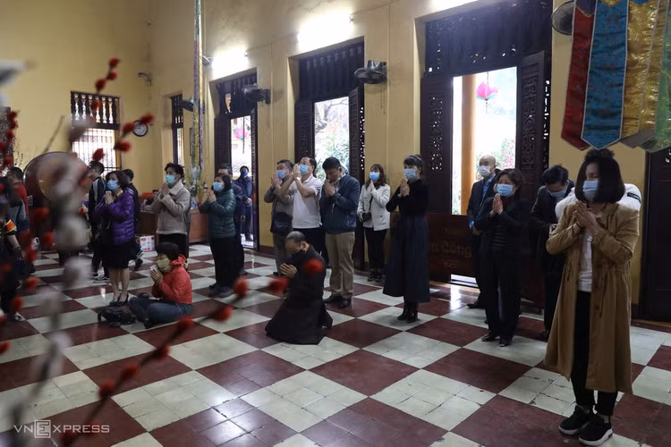Người Hà Nội đeo khẩu trang lên chùa ngày Tết ảnh 2