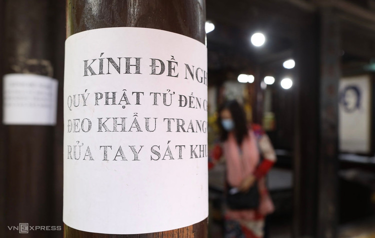 Người Hà Nội đeo khẩu trang lên chùa ngày Tết ảnh 3