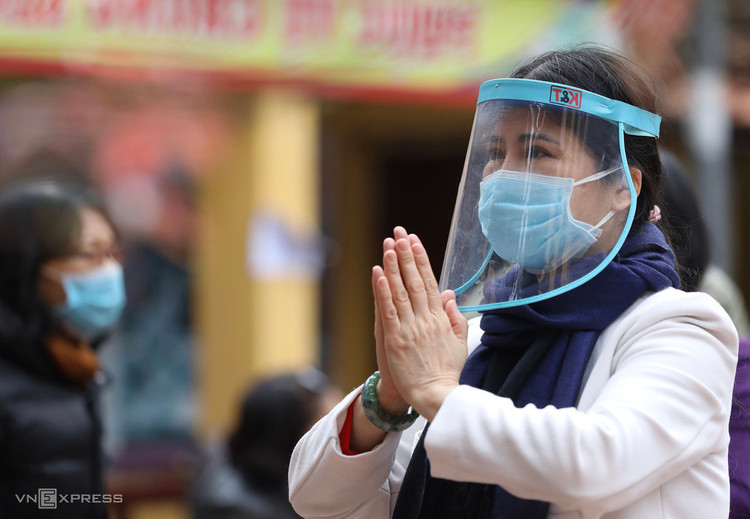 Người Hà Nội đeo khẩu trang lên chùa ngày Tết ảnh 6