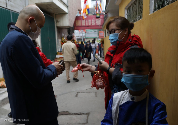 Người Hà Nội đeo khẩu trang lên chùa ngày Tết ảnh 7