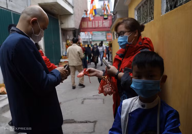 Người Hà Nội đeo khẩu trang lên chùa ngày Tết ảnh 7