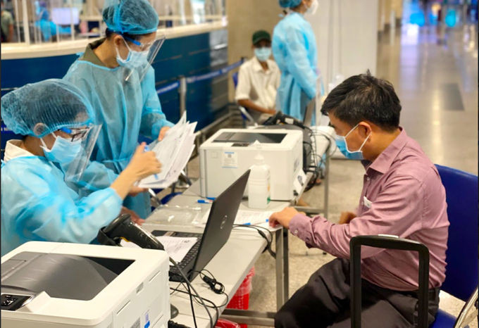 Hành khách làm thủ tục xét nghiệm Covid-19 dịch vụ tại sân bay Tân Sơn Nhất sáng 11/7. Ảnh: Huy Danh.
