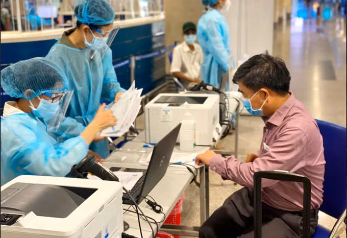 Hành khách làm thủ tục xét nghiệm Covid-19 dịch vụ tại sân bay Tân Sơn Nhất sáng 11/7. Ảnh: Huy Danh.
