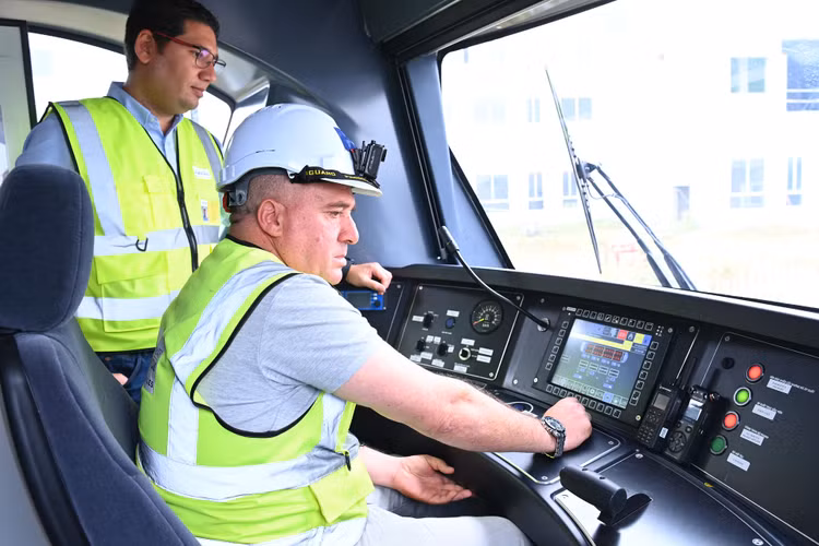 Ngỡ ngàng hình ảnh tàu đường sắt Nhổn - ga Hà Nội lăn bánh - 8