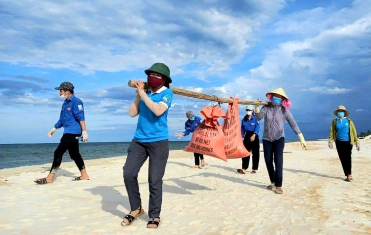 Số dầu loang thu gom dọc 5k bờ biển xã Hải Ninh được đưa về chờ xử lý. Ảnh: CTV