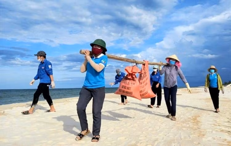 Số dầu loang thu gom dọc 5k bờ biển xã Hải Ninh được đưa về chờ xử lý. Ảnh: CTV