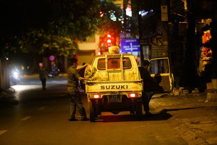 Hà Nội: Họp chợ lúc nửa đêm để né chốt kiểm soát phòng dịch - Ảnh 1.