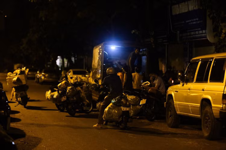 Hà Nội: Họp chợ lúc nửa đêm để né chốt kiểm soát phòng dịch - Ảnh 8.