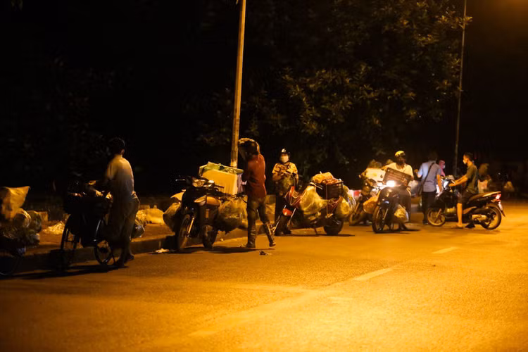 Hà Nội: Họp chợ lúc nửa đêm để né chốt kiểm soát phòng dịch - Ảnh 6.