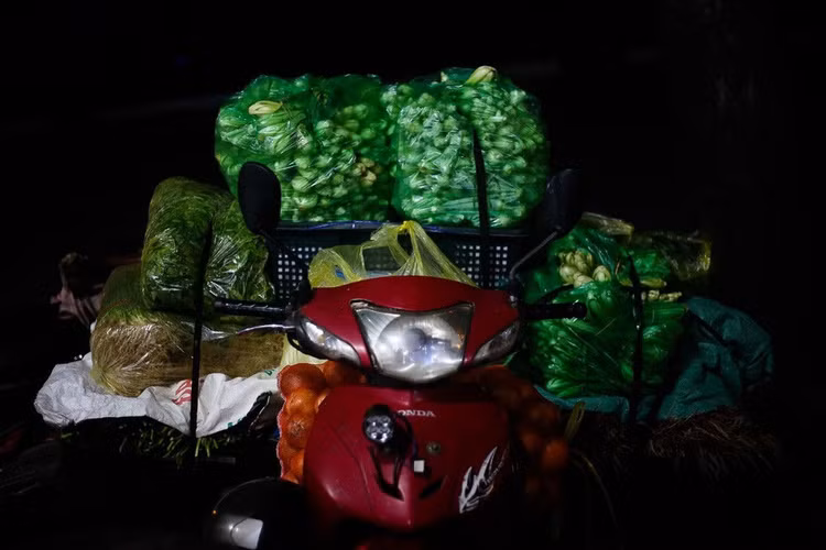 Hà Nội: Họp chợ lúc nửa đêm để né chốt kiểm soát phòng dịch - Ảnh 3.