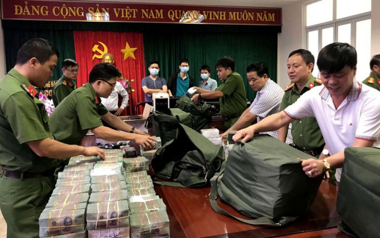 Bat 'ong trum' duong day san xuat 200 trieu lit xang gia anh 2