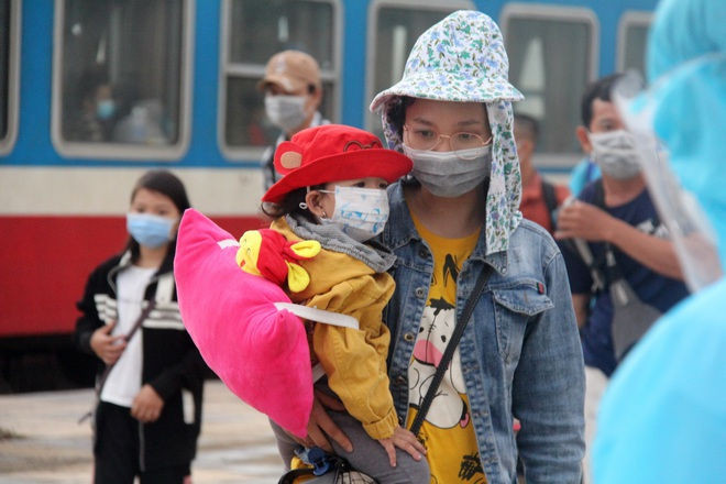 Hà Tĩnh tổ chức 5 chuyến bay miễn phí đón 1.000 người từ vùng dịch về quê - 1