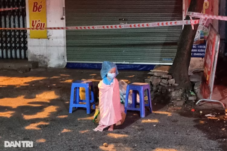 Bé gái 3 tuổi là F0 được đưa đi cách ly trong đêm ở Hà Nội - 3