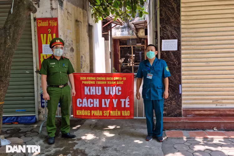 Bé gái 3 tuổi là F0 được đưa đi cách ly trong đêm ở Hà Nội - 7