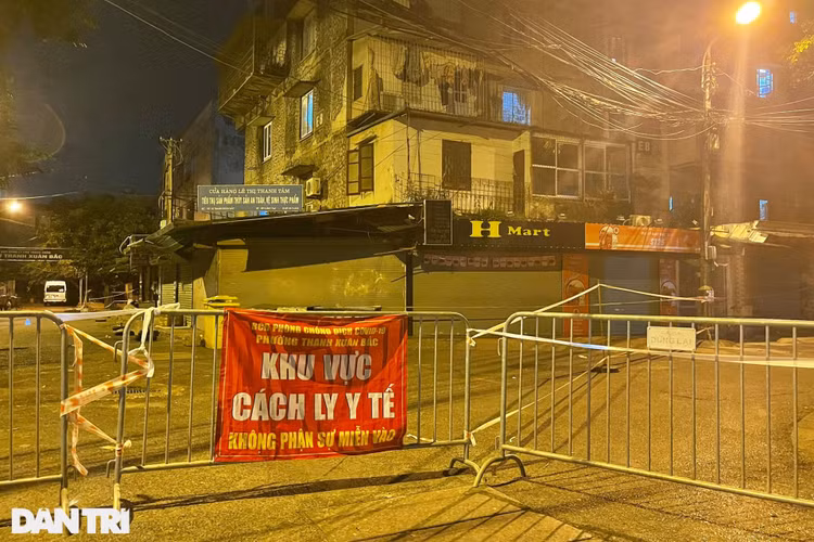 Bé gái 3 tuổi là F0 được đưa đi cách ly trong đêm ở Hà Nội - 1