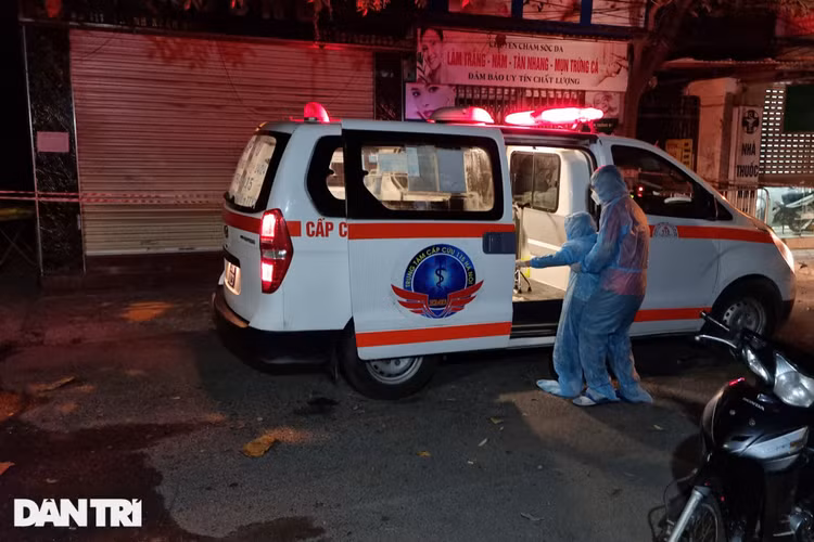 Bé gái 3 tuổi là F0 được đưa đi cách ly trong đêm ở Hà Nội - 4