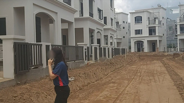 Nhân viên Công ty Cổ phần BĐS Tiến Phước dẫn chúng tôi vào xem căn biệt thự thô của một khách bán lại với giá gần 7 tỉ đồng. Ảnh: Huân Cao