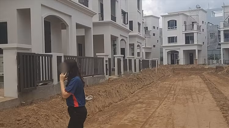 Nhân viên Công ty Cổ phần BĐS Tiến Phước dẫn chúng tôi vào xem căn biệt thự thô của một khách bán lại với giá gần 7 tỉ đồng. Ảnh: Huân Cao